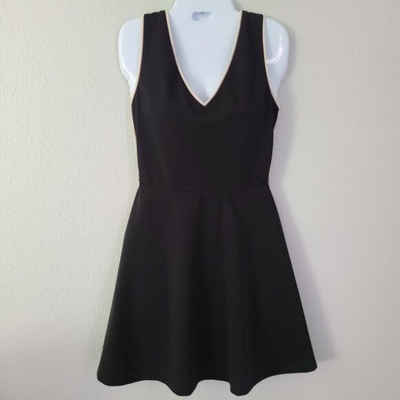 Love…Ady Women's Black Dress Sleeveless Fit & Flare V-Neck Size Medium - Picture 1 of 10